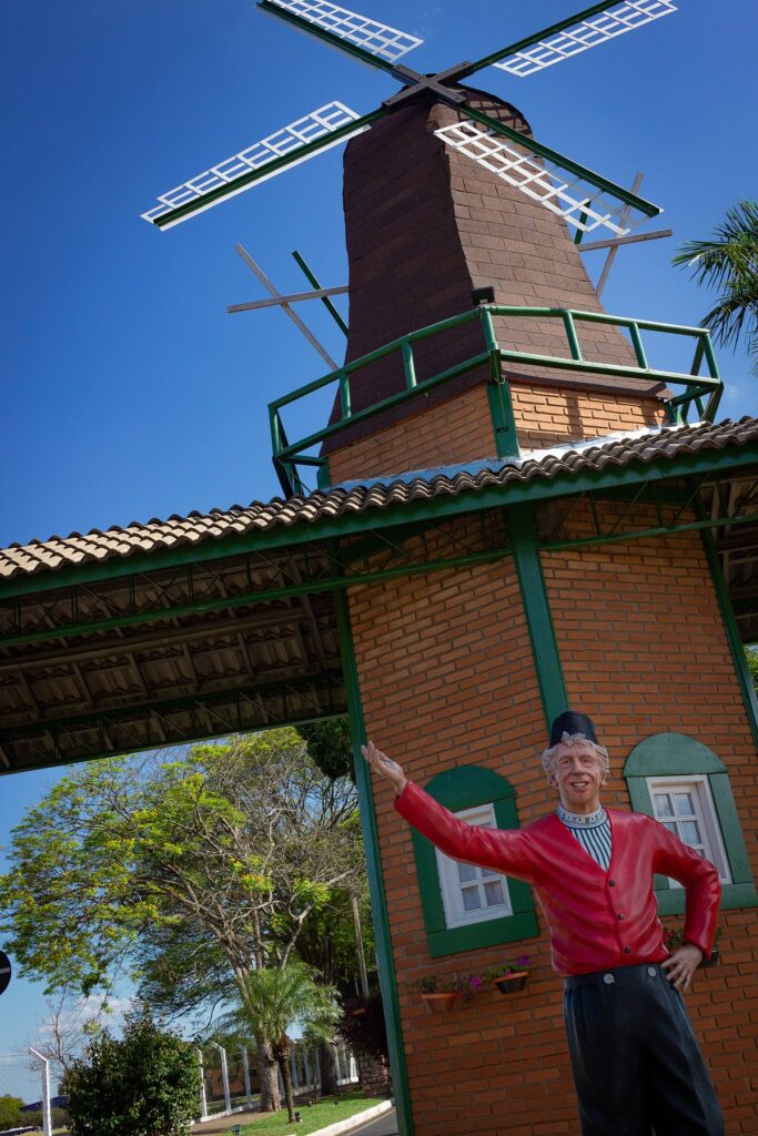 Portal do Moinho e Monumento Piet Schoenmaker