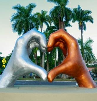 Escultura Amor, um Gesto Universal