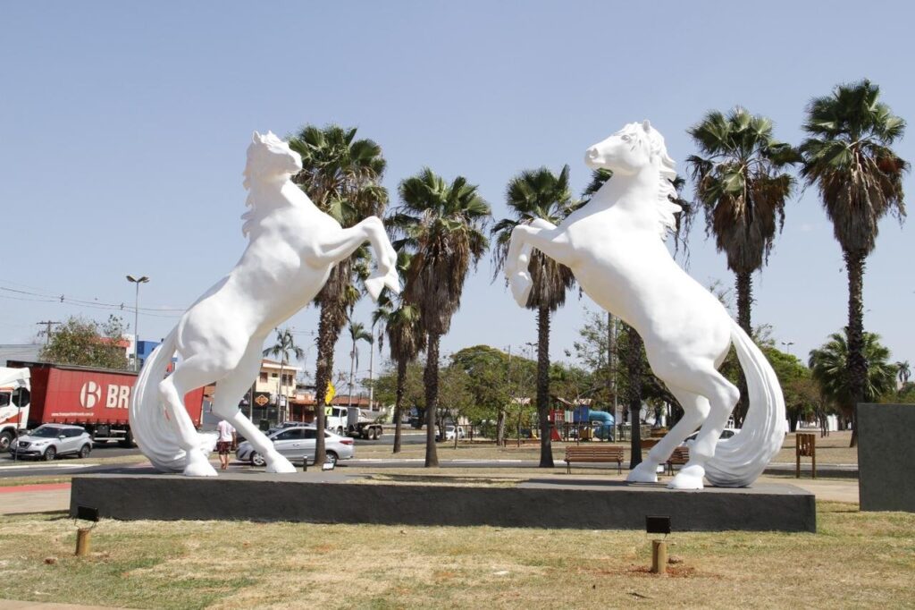 Escultura Cavalos Brancos